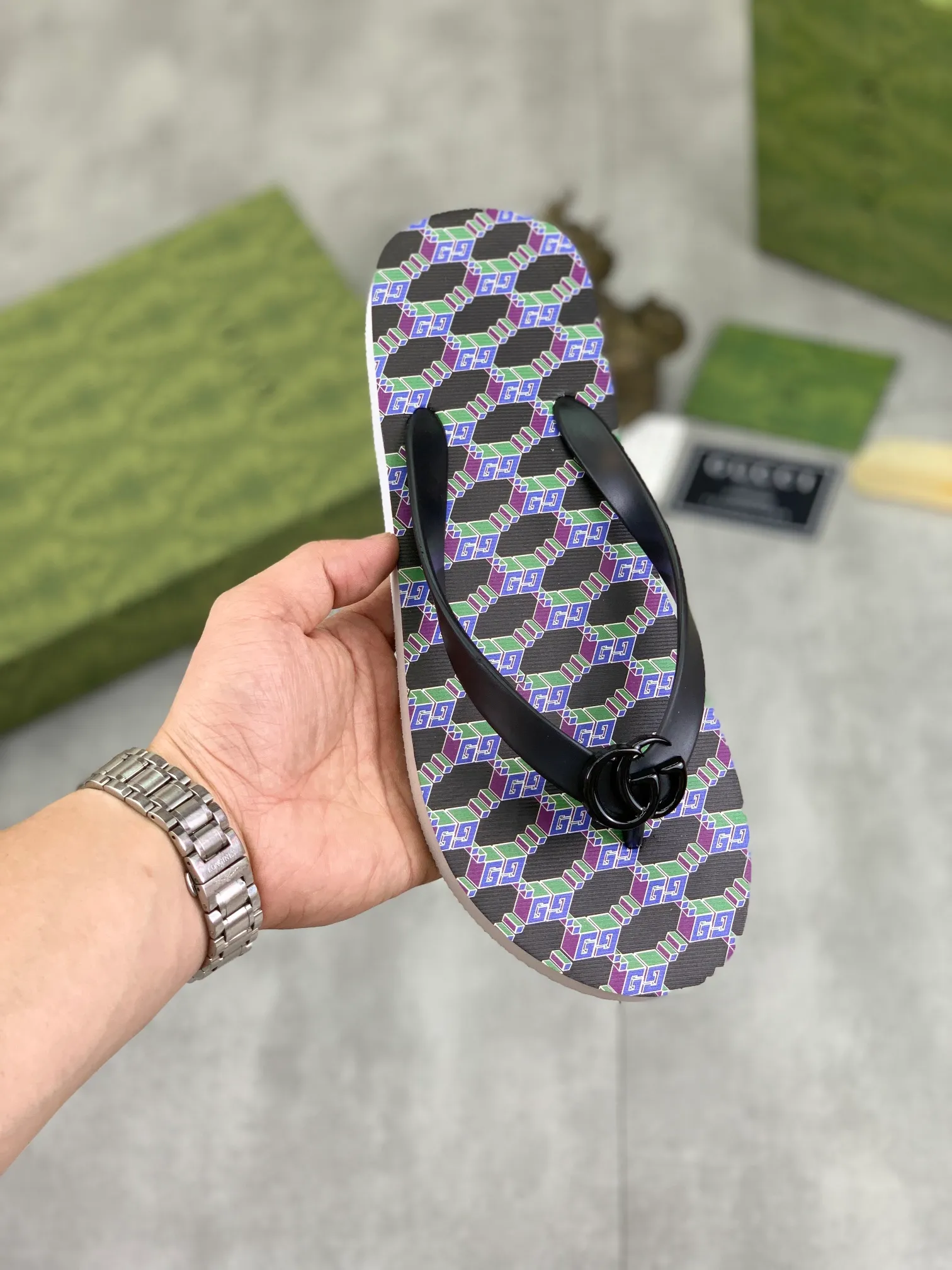 Men's men's shoes 💰P220💰【New style】🆘【GUCCI】Official website's popular Gucci adult couple 🧑‍🤝‍🧑 style, children's flip-flops are on sale at the counter simultaneously! Original fabric imported from Italy. Original bottom provided by the original factory. Size: Adult 36-45. Children’s size: 30-37. Multiple colors available.